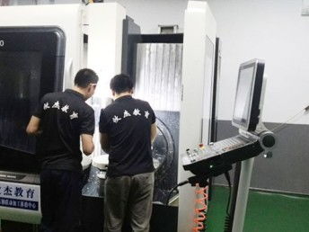 探索工業(yè)未來 嘉定數(shù)控機(jī)床工廠式培訓(xùn)——上海職業(yè)培訓(xùn)新風(fēng)向